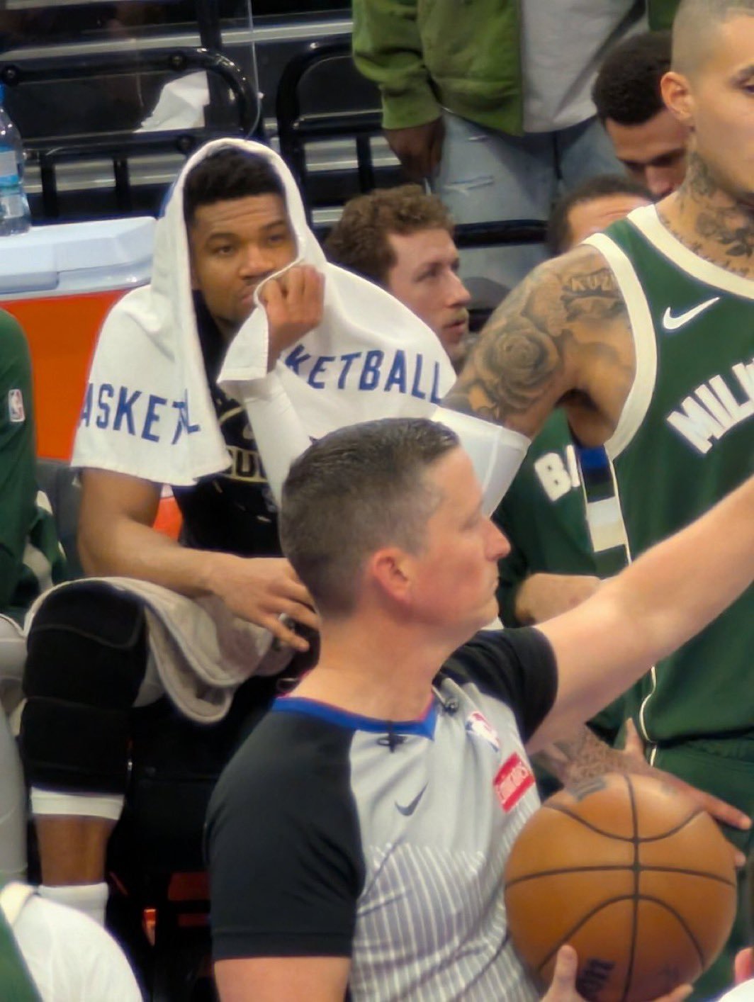 ▲字母这迷离的眼神写满了四个字：我好想逃NBA