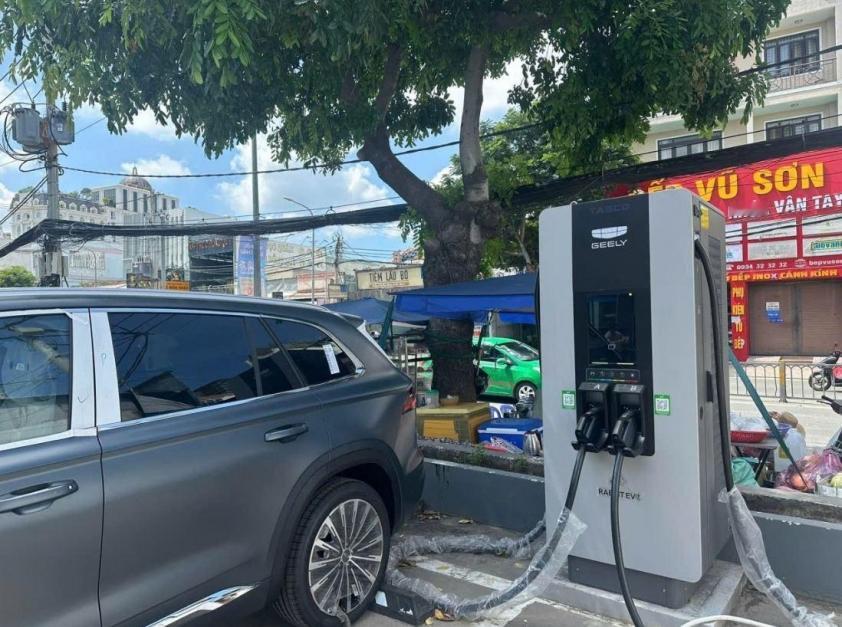 🔻越南街头吉利自营充电站汽场全开大v聊车 ​​​