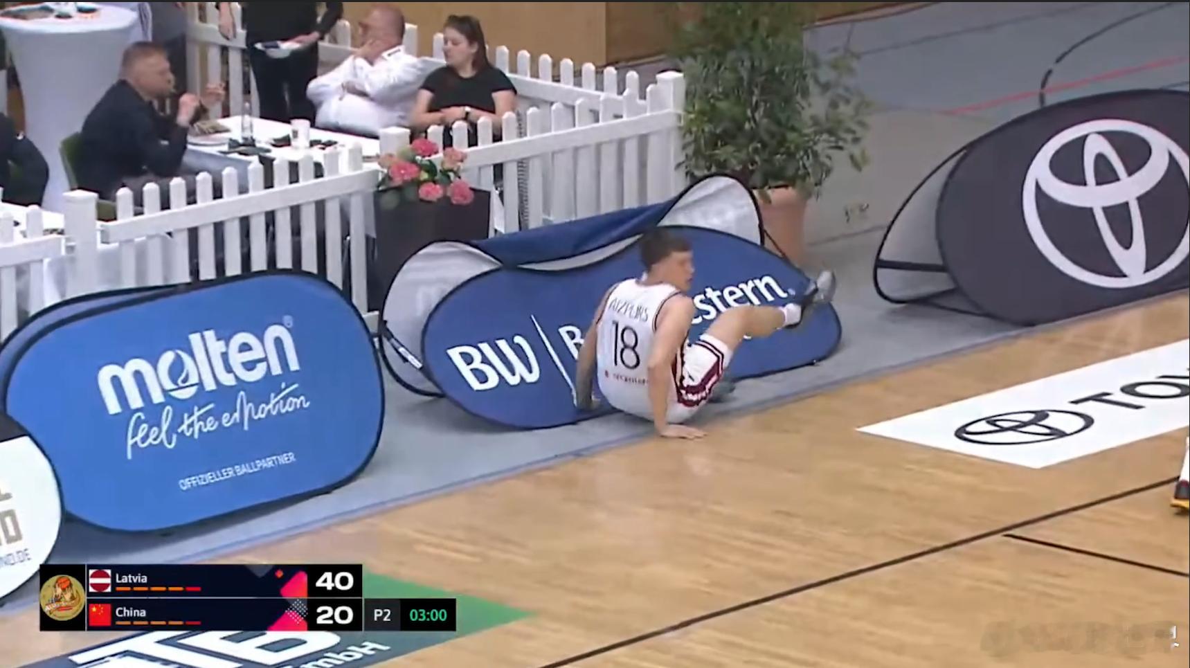 这比赛看得惬意啊，小酒喝着，再整俩串儿得了2026曼海姆邀请赛