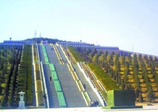 2011年，修建了两年的华国锋陵墓终于竣工了，事后一统计，一共花费了1200多万