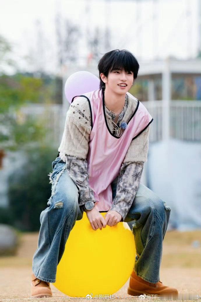 穆祉丞再跳我工作要没了可爱又好笑！穆祉丞一边卖力跳舞一边害怕丢工作，反差感太绝了