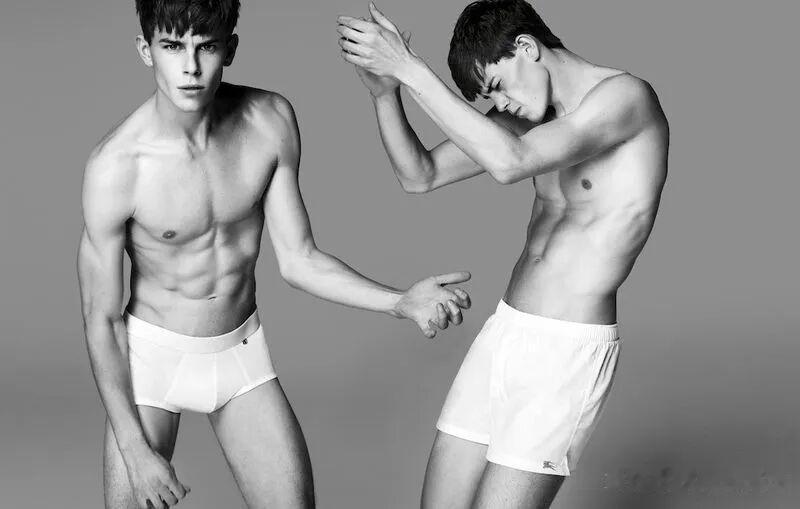 Jeremy Young 是一位英国时尚男模，以其标志性的蓝眼睛和撅嘴表情闻名于