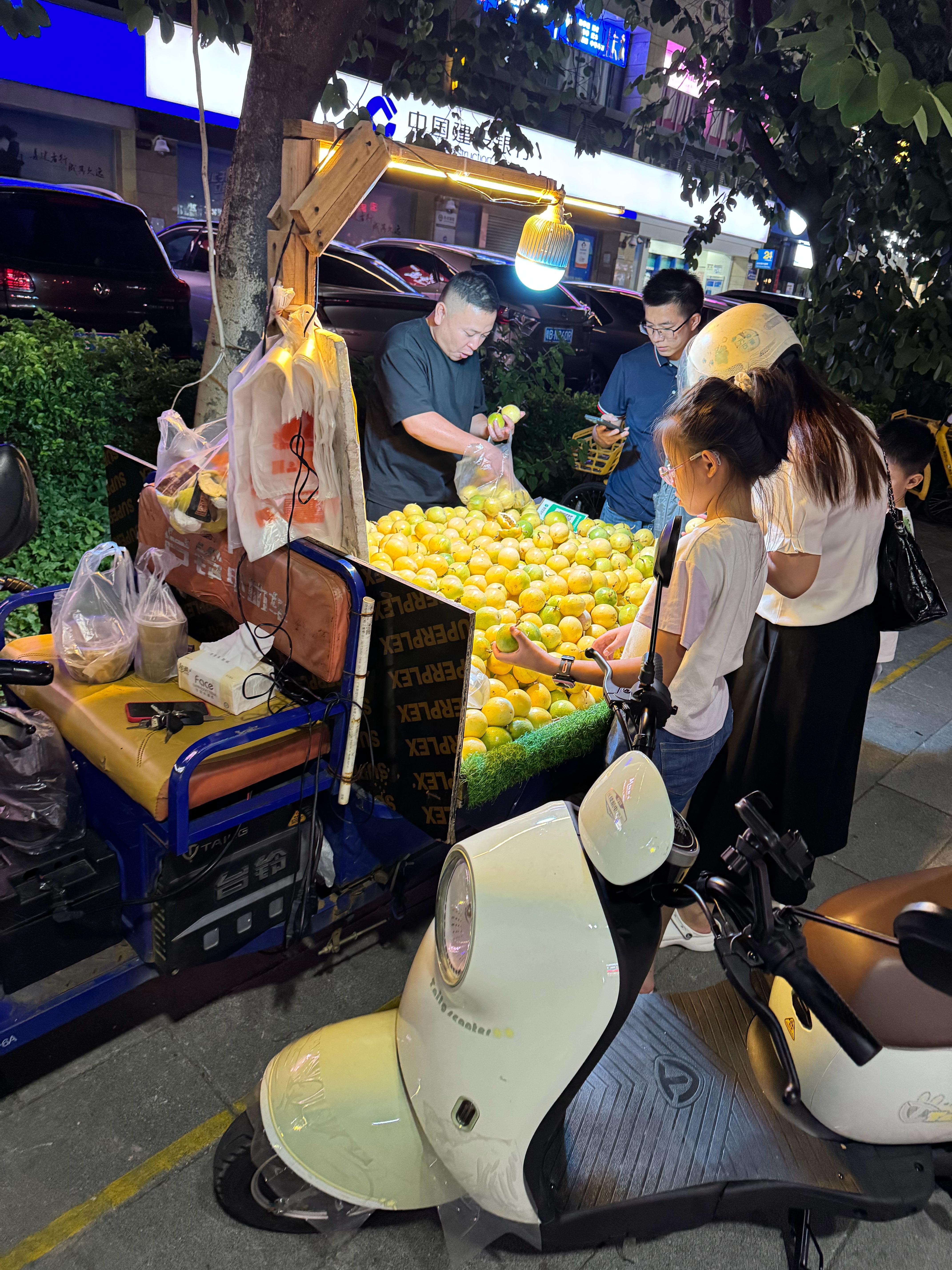 没有想到百香果这么受欢迎，10元7个，我认识一个老板他有货源，要不我采购一点，下