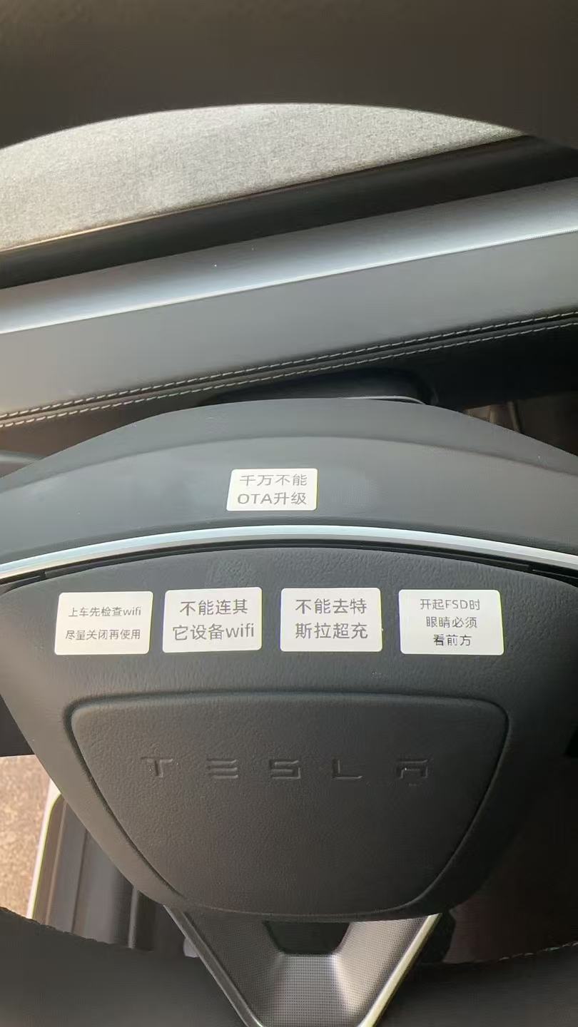 在上海安亭，就可以体验特斯拉FSD V14这个指南有点搞笑实力这一块