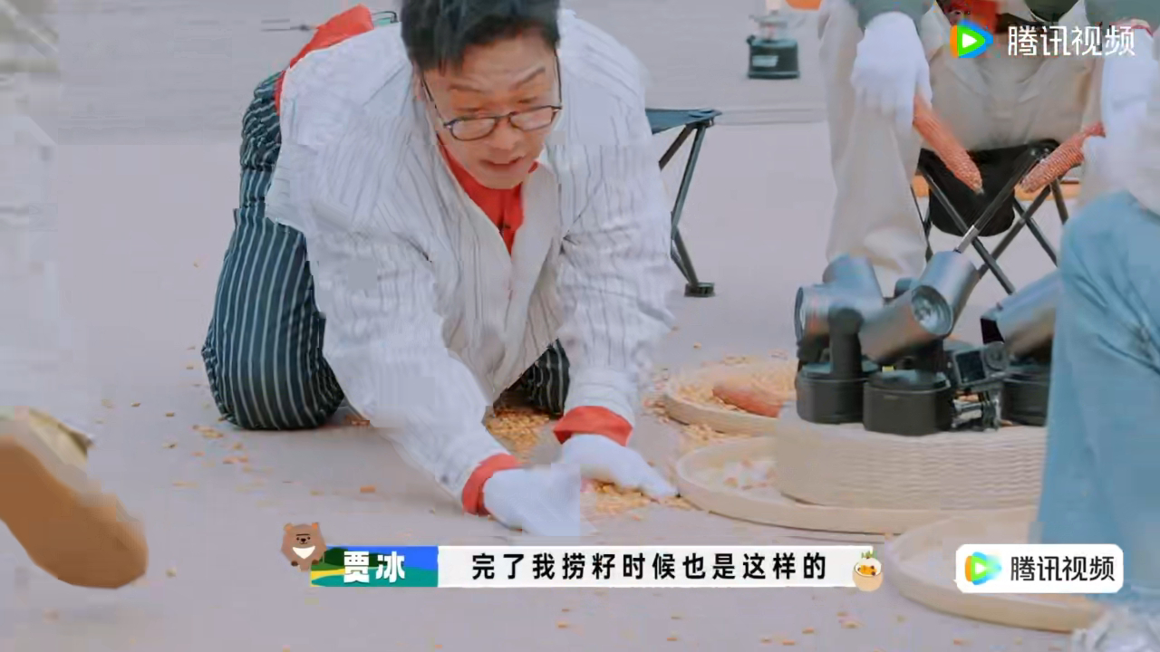 贾冰手都搓冒烟了范丞丞还没懂贾冰就差告诉范丞丞了大型暗号传递翻车现场！贾冰疯狂暗