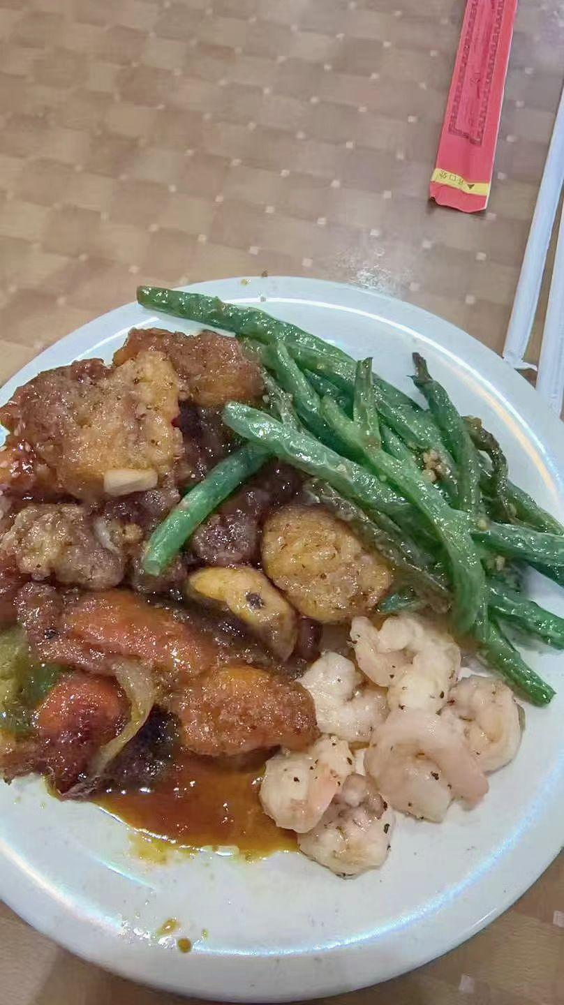 🍛酱汁在盘底画着夕阳🌇，虾仁蜷成云朵的形状☁️，平凡烟火最抚人心。