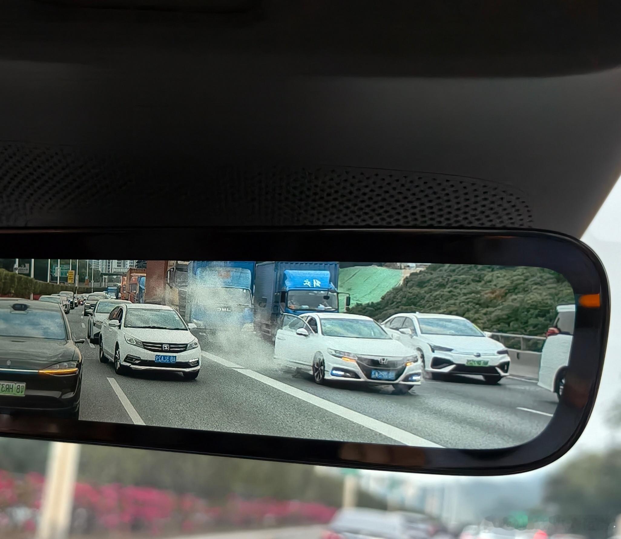 开着开着这辆白色油车突然冒了好多烟，吓我一跳 