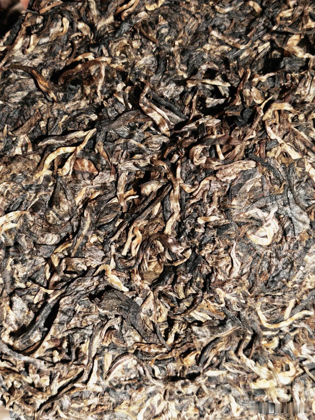 十二年的老曼峨又甘又润！
今天下午与几个老朋友茶叙，大家一起品鉴了一款2014年