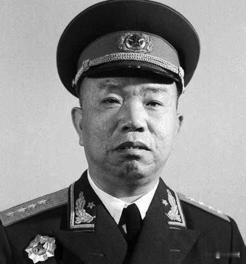 [微笑]1926年，大地主丁枕鱼被拖上行刑台，百姓们纷纷喊着处决他，他却朝着台下