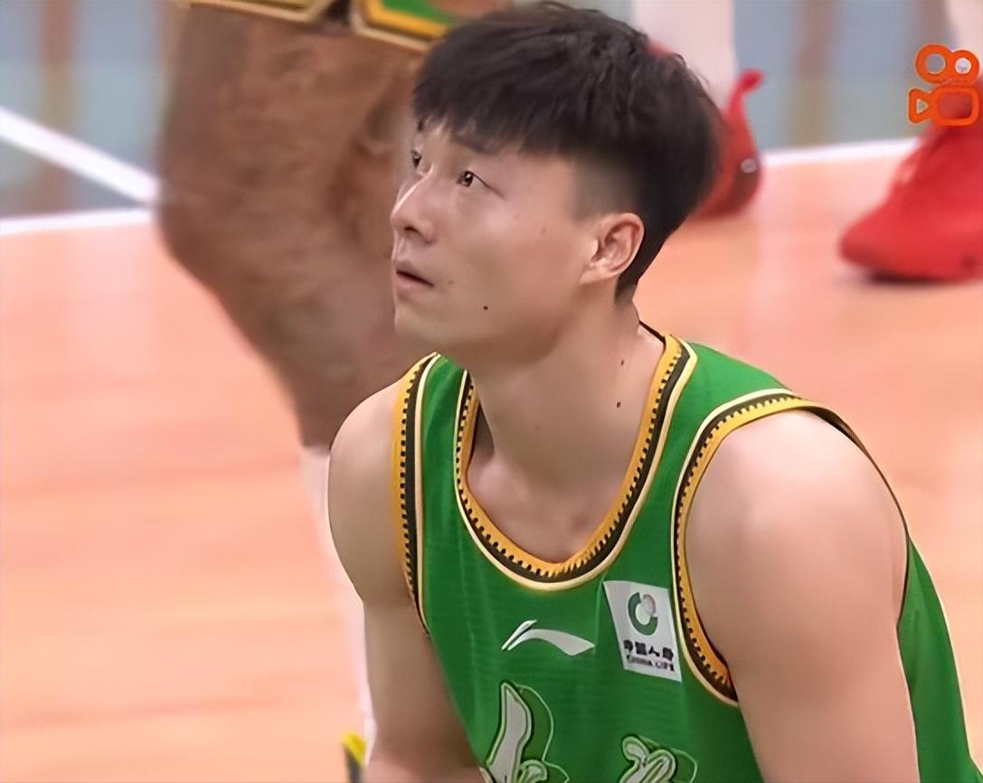 哈哈，杨鸣解说中金句不断，鄢手琦一会儿神，一会魔，鄢手琦今晚继续延续自己的火热手