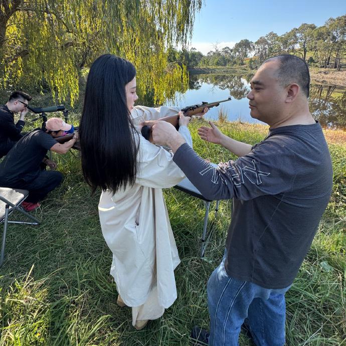 德云社演员澳洲庄园打靶，侯震成大家的总教习，少侯爷不止会画驾照！德云社演员澳洲庄