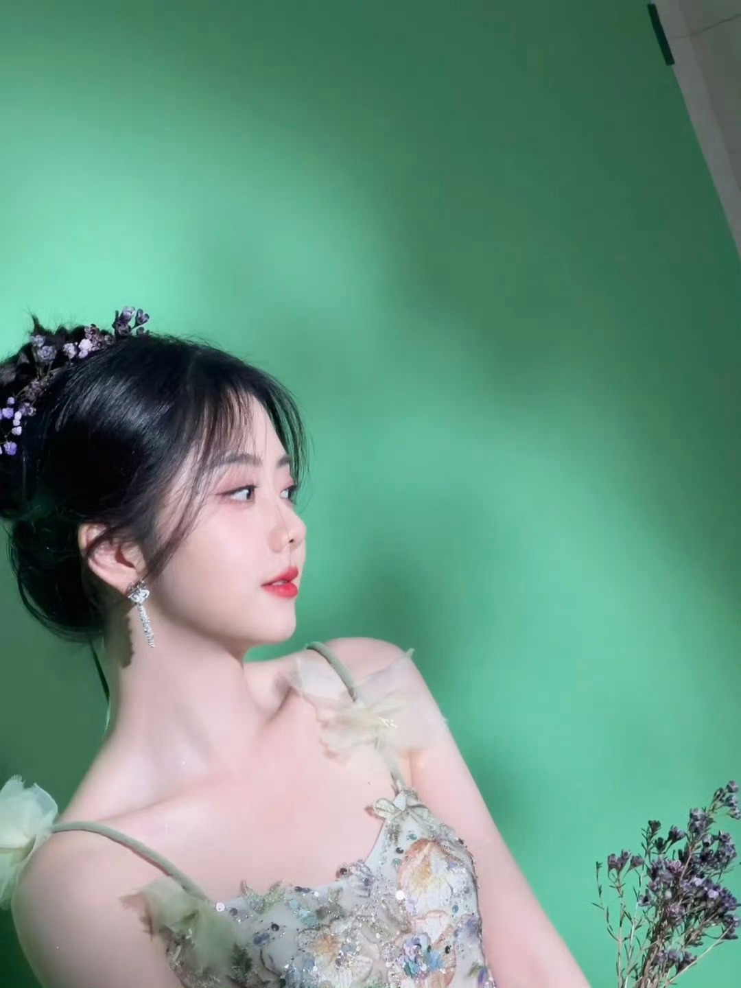 谭松韵谭松韵春禾之上 tsy 谭松韵季三妹“荒芜的平原开满玫瑰，你来时花已绽放无