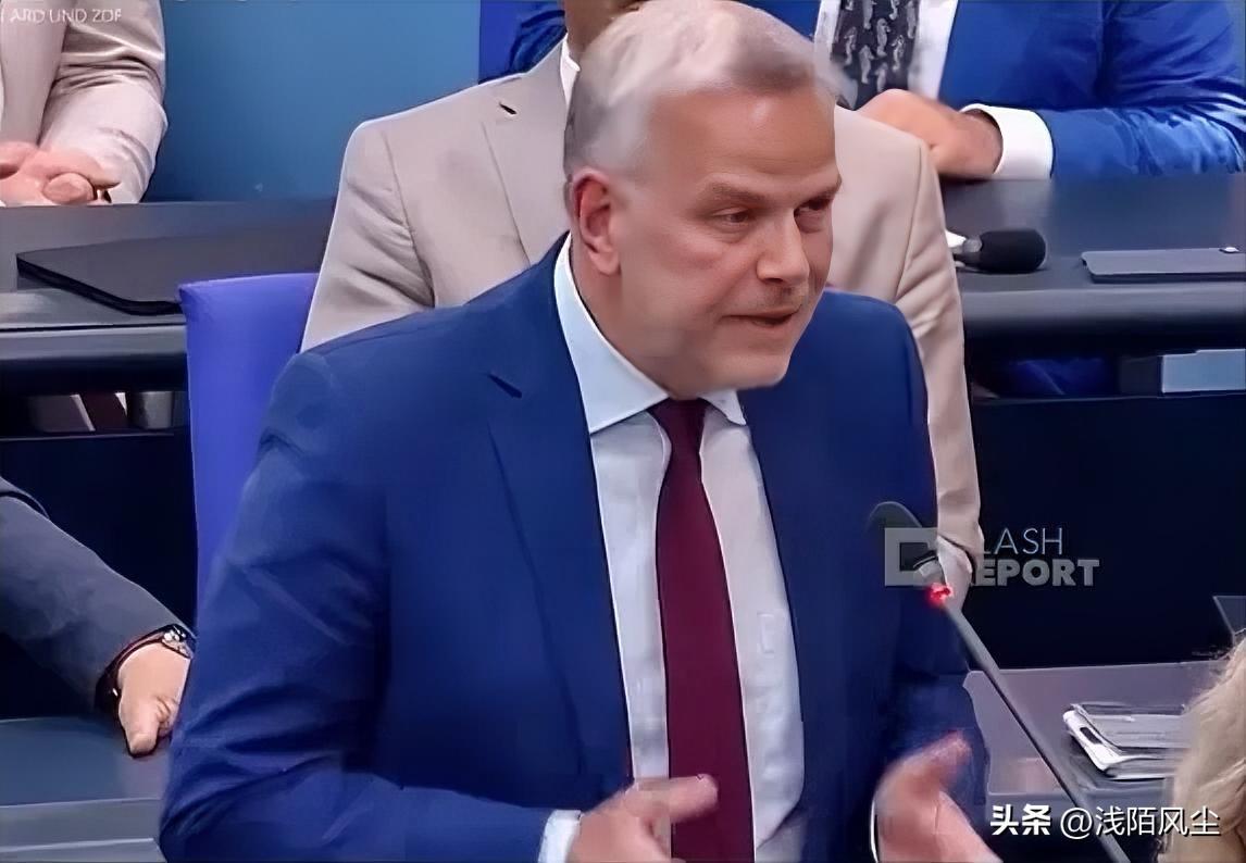 德国选择党（AfD）议员在议会辩论中，当面对总理默茨发难，嘲讽其支持率仅剩16%