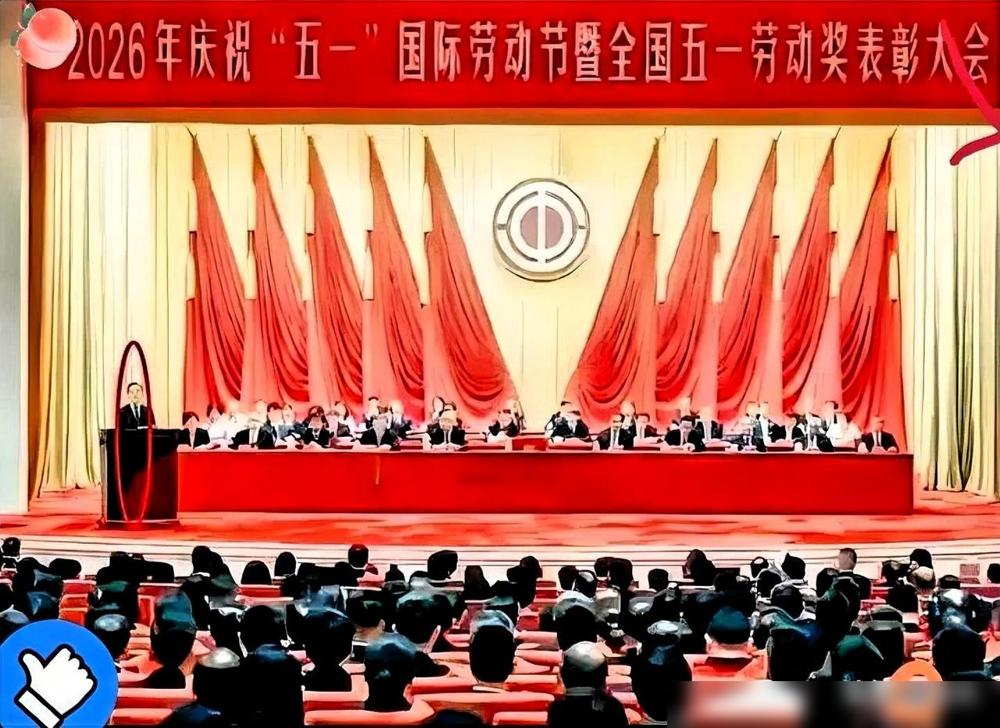 最近刷到五一劳模公示名单，网上吐槽声一片，满屏都是嘲讽。

我前阵子刷到相关评论