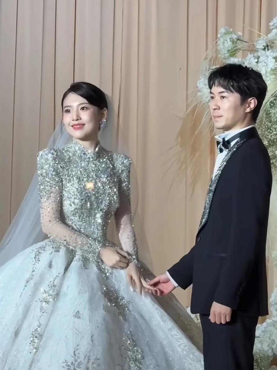 章若楠三妹结婚，23岁就嫁人啦！
现在这个晚婚晚育的社会环境下，23岁就走入婚姻