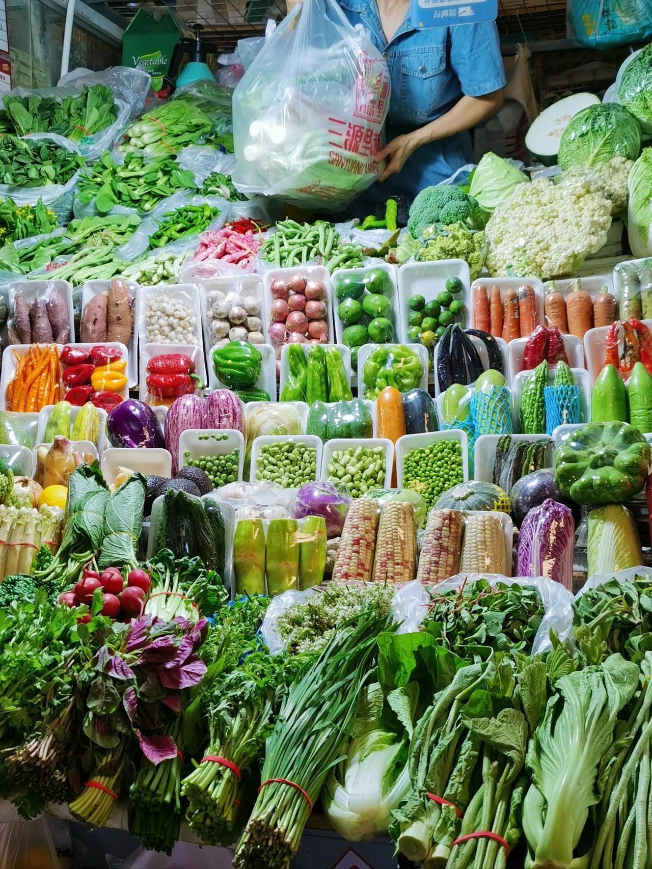 最近，菜价问题引起了不少人关注。要说白菜，那可是家家户户餐桌上的常客。在河北省，