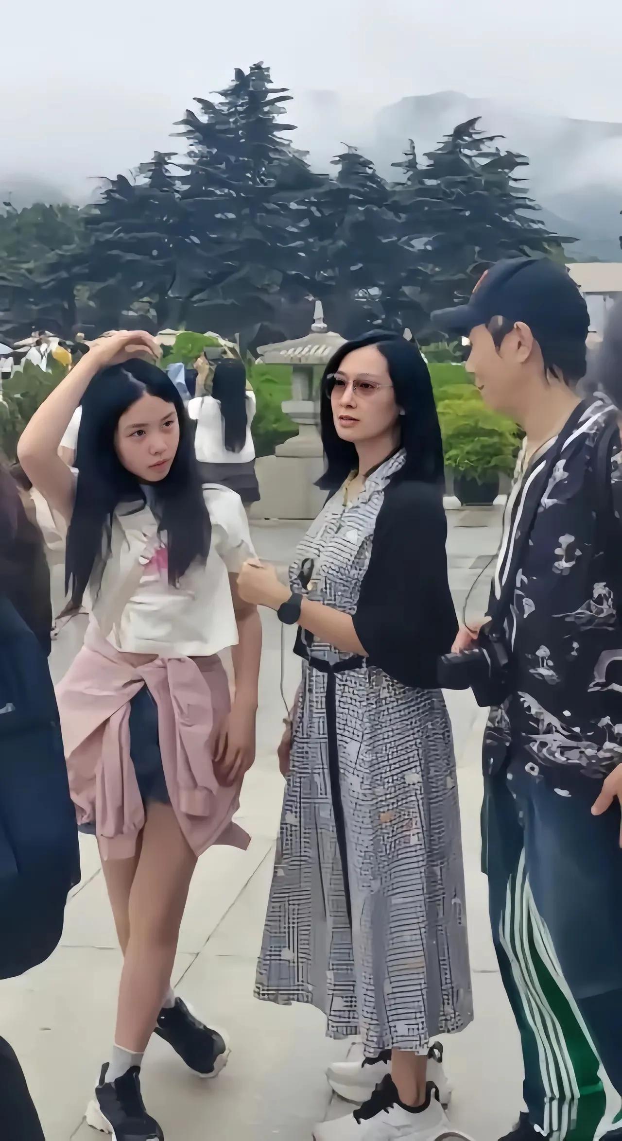 朱茵黄贯中夫妇领着女儿在内地旅游。在兵马俑参观的时候被偶遇。
黄贯中就是一个殷勤