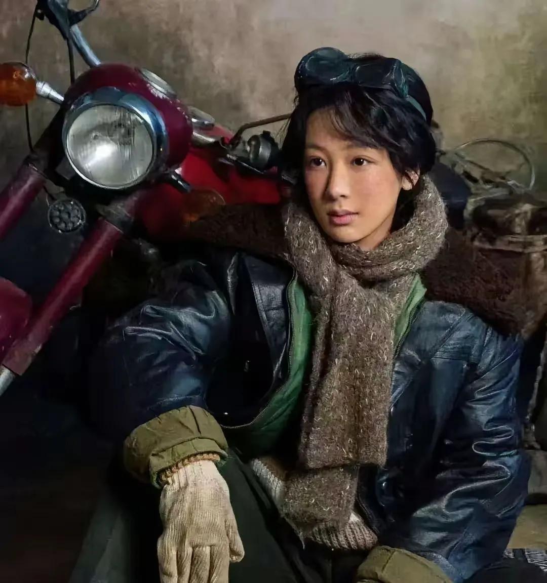 说33岁的杨紫“年纪大不能瞎折腾”，这论调也太离谱了吧🤣！
 
人家明明越折腾