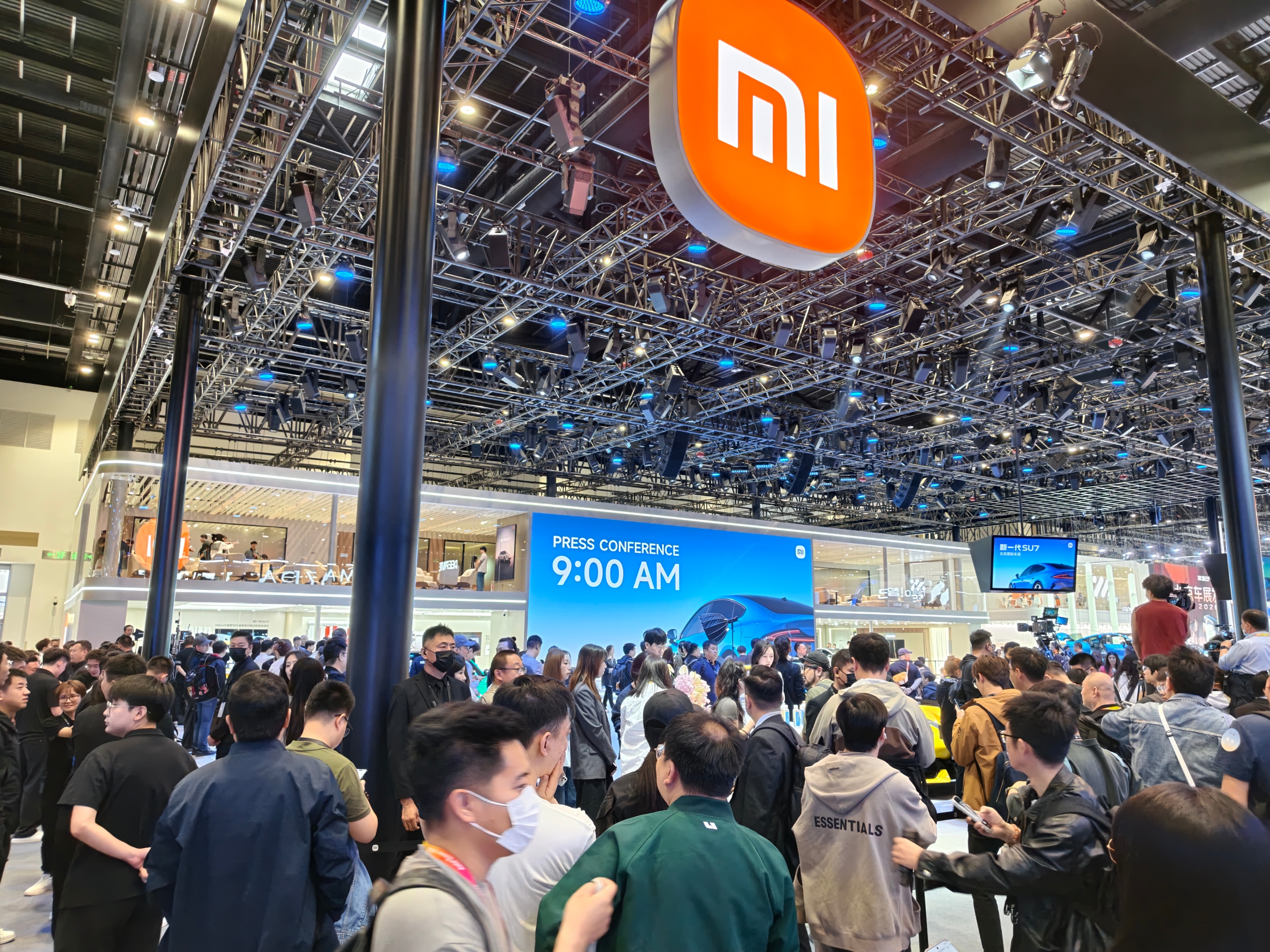 今早无疑最火热的两个展台，提前半小时就人山人海了北京车展理想汽车小米汽车