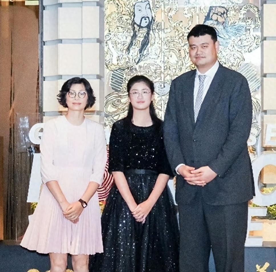 你见过1米98的翻译蹲下来和运动员说话吗？
15岁的姚沁蕾在特奥会做志愿翻译。