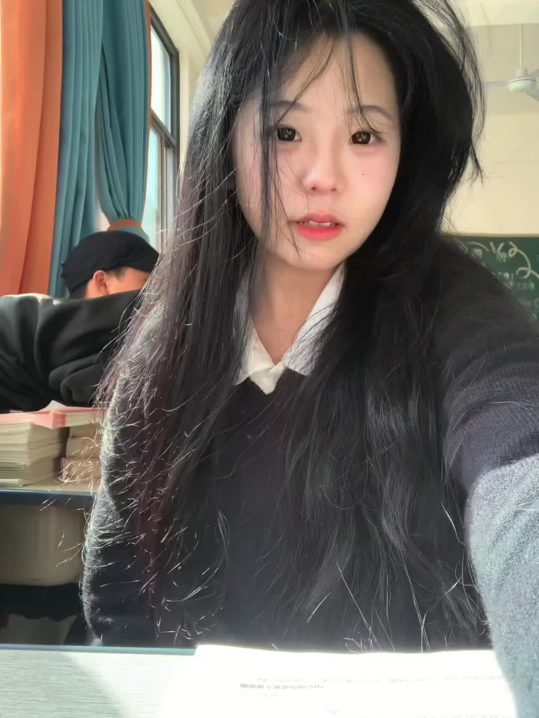我们像两片被命运吹拂的落叶，曾在某个季节的风里短暂依偎，又各自飘零，直...