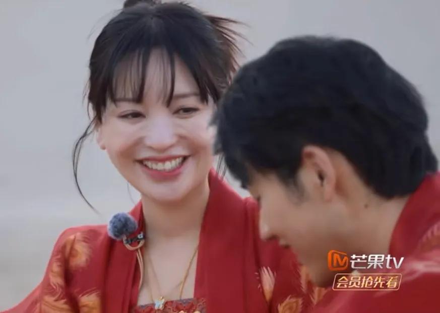 43岁的金莎含情脉脉地对小19岁的男友孙丞潇说：“你是我人生中的礼物”，面对女友