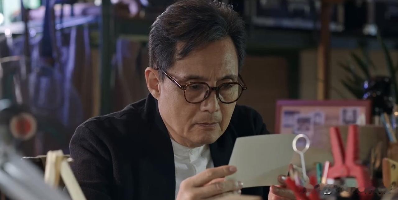电视剧《迷墙》中，有一个地方我还是没看懂，觉得很奇怪，明明余鸣（郭京飞饰）没有中
