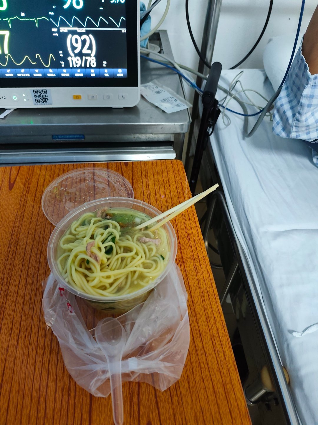 图1是中午叫的外卖皮蛋瘦肉粥+蒸蛋羹，图2是下午去医院门口面摊打包回来的猪肉面，