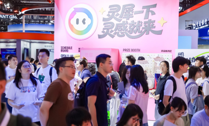 低精力人就这样每天歹毒的上班 世界人工智能大会上灵犀直接成了全场最亮眼的存在，不