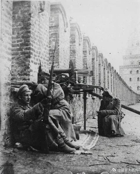 临时政府忠仆——1917年莫斯科克里姆林宫保卫战这张照片摄于1917年十月革命期