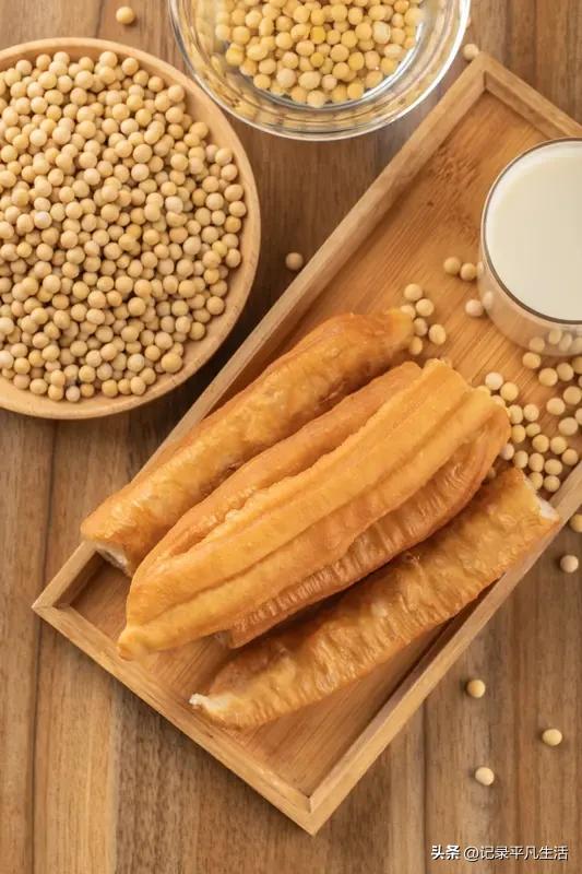 今日开销记账今天的开销像一张细密的网，轻轻覆盖了生活的每个角落。早餐的热豆浆与油