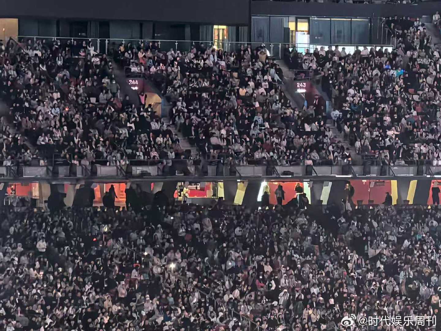 张杰鸟巢上座率 太震撼了全场！座无虚席，荧光棒如波浪般翻滚，张杰用实力证明自己内