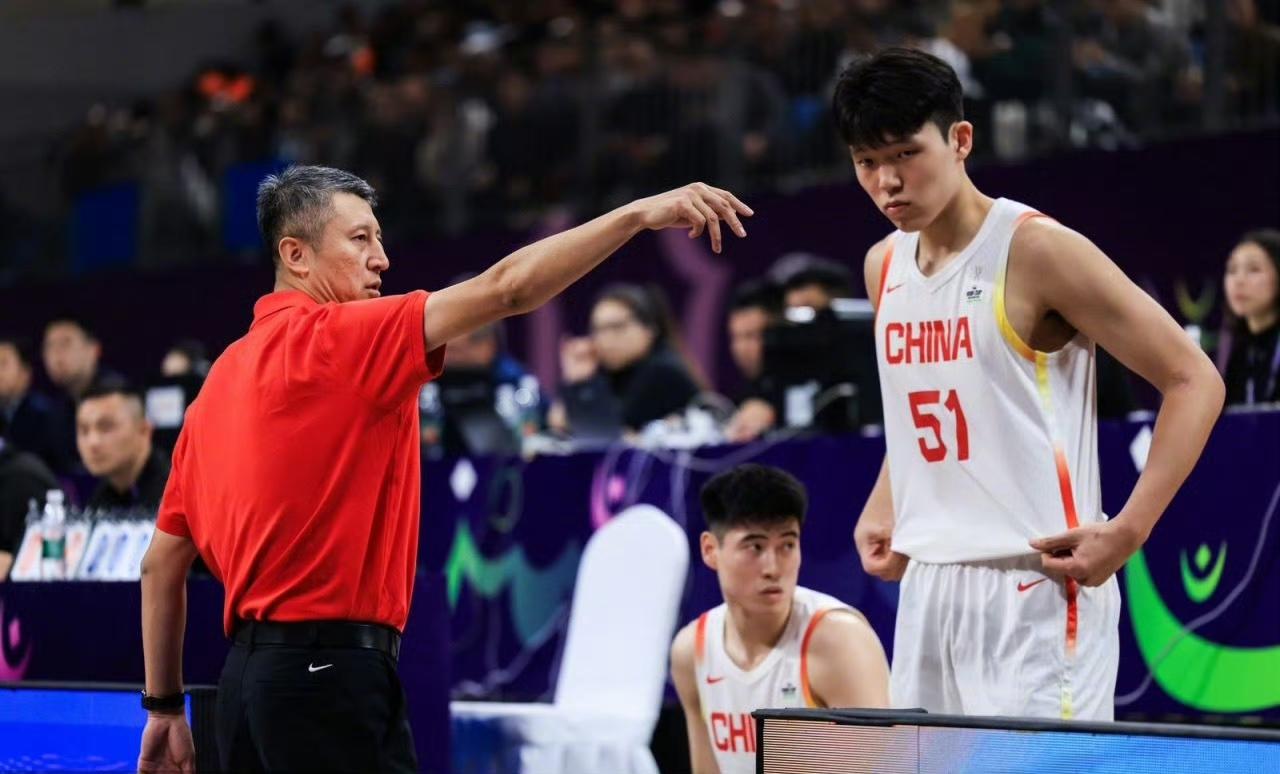 中国男篮大胜卡塔尔，杨瀚森表现惊艳，球迷盛赞：NBA历练归来，实实在在增添了底气