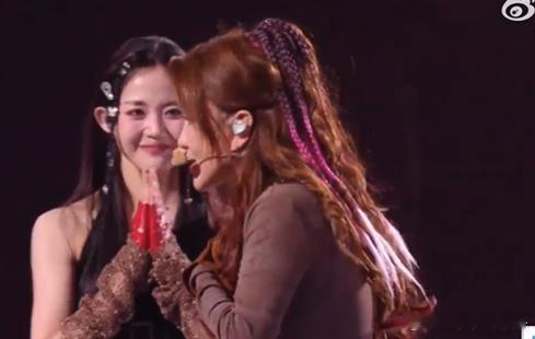 乌兰图雅嗓子哑了谁看了不心疼啊，嗓子都哑了还在认真拉票，拼尽全力的样子太圈粉，拿