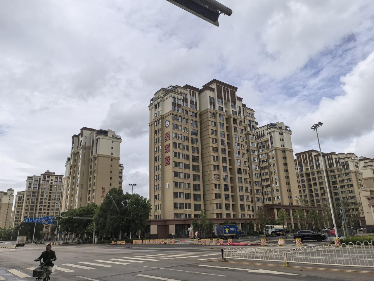 呈贡新城核心区域吴家营街道的吴家营村的回迁房真心的不错，分成了五六个地块组团，都