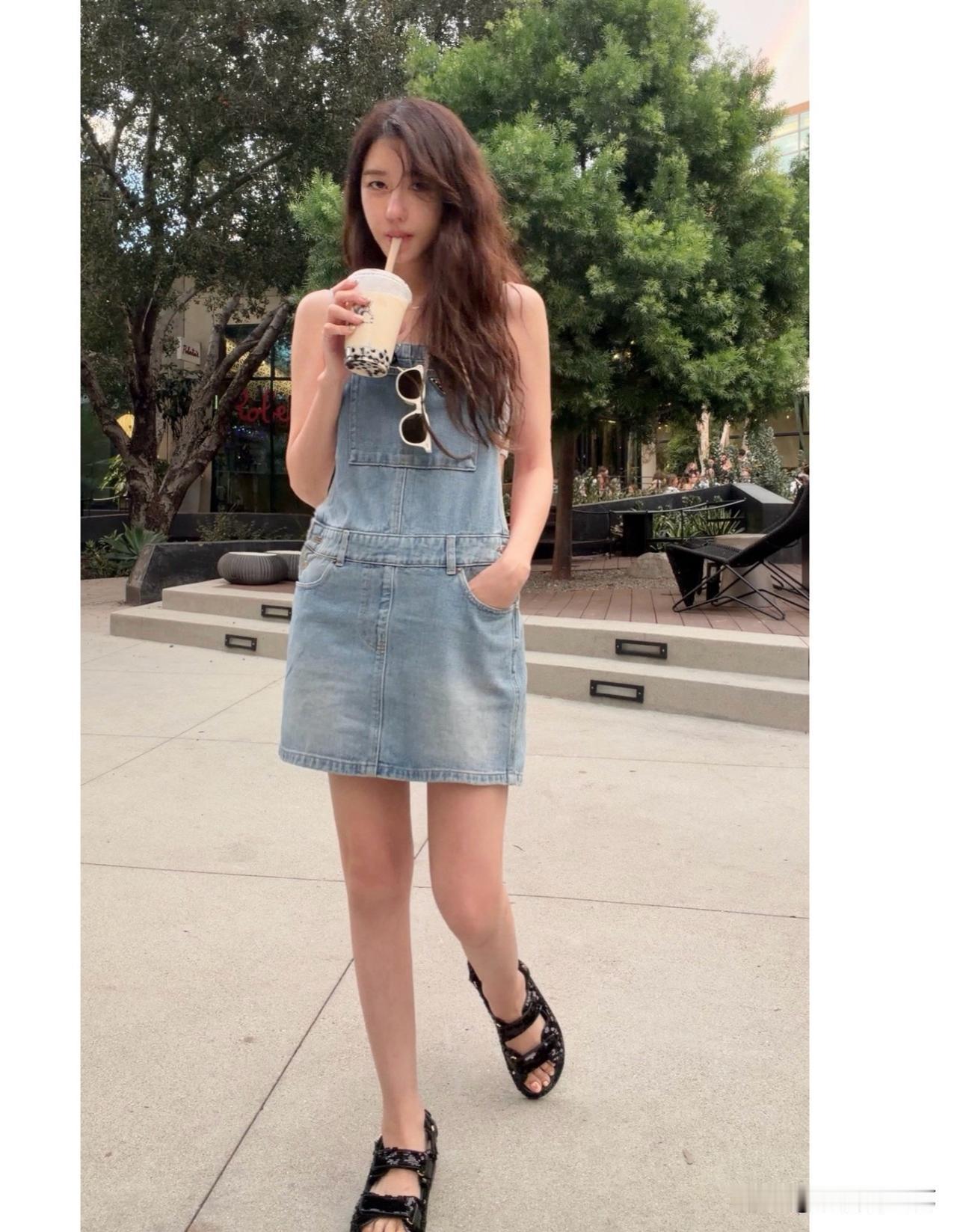 27日，演员李智雅在Instagram上传了多张照片，并配文“照片合集”。

照