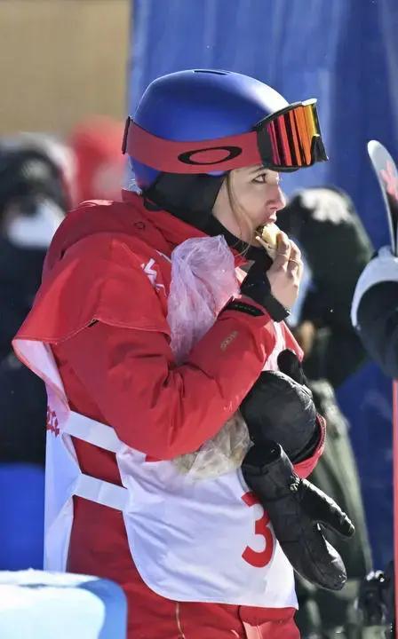 谷爱凌“吐槽”国际雪联训练安排：对兼项选手不公平。14日在晋级冬奥会自由式滑雪女