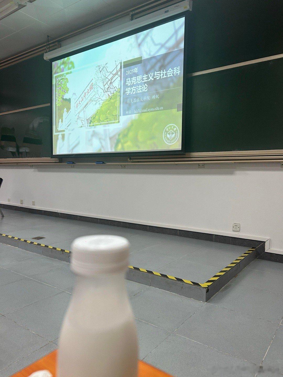 爱踩点代价就是天天坐第一排这两天上了五门课，四门课坐在第一排看似好学，实则是因为