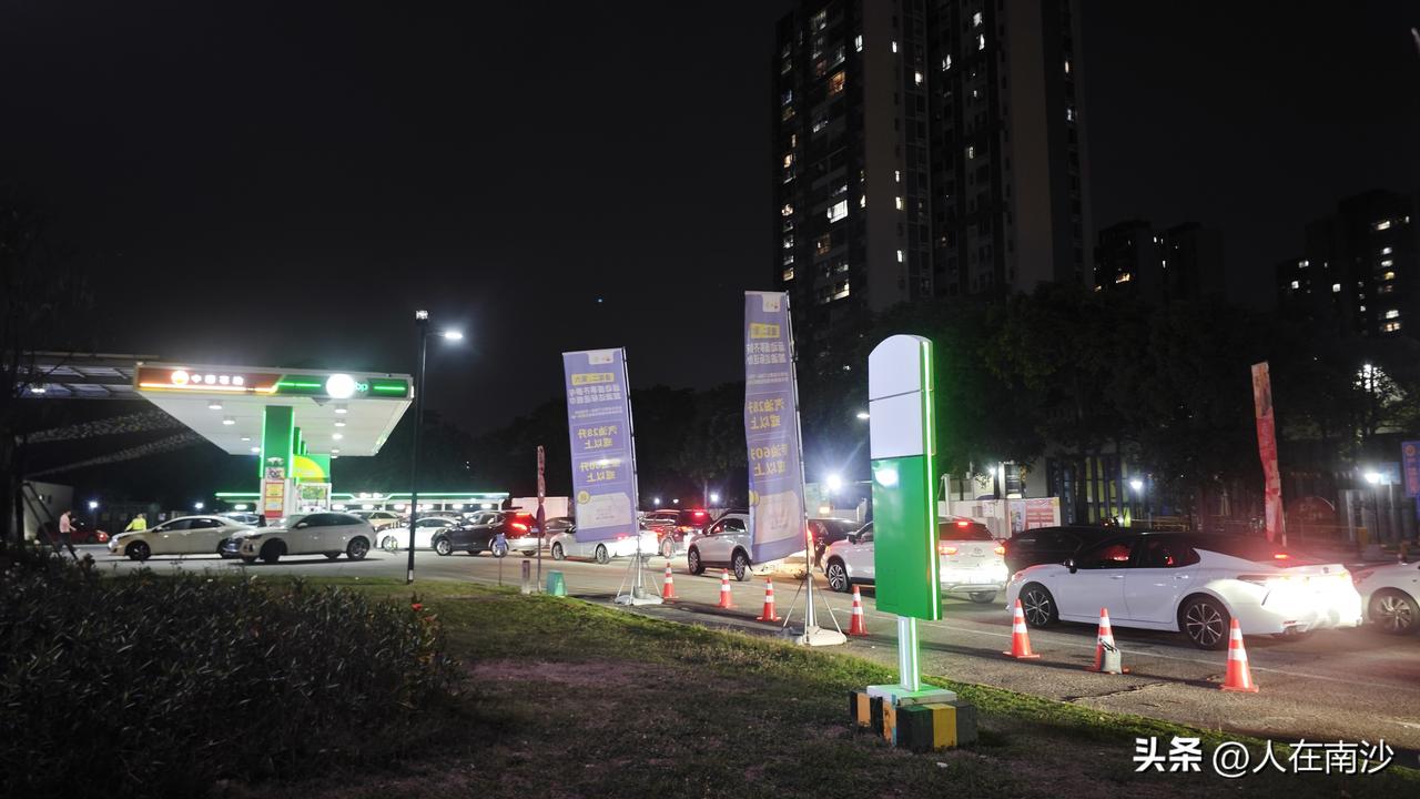 不是说电车时代了吗？油价一涨，加油站还是大排长龙啊！你今天加油了没？