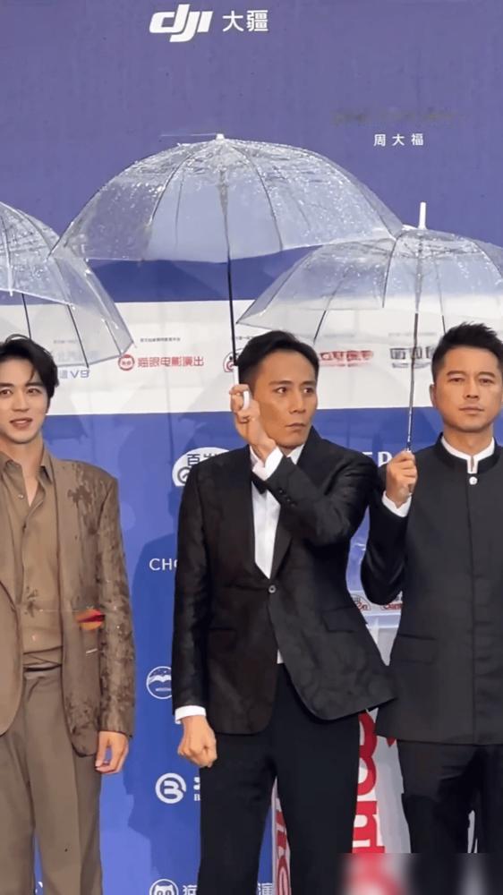 千万别让你老板看见刘烨撑伞，他那把伞像个漏勺，雨水直接往脑袋上灌。
4月16号