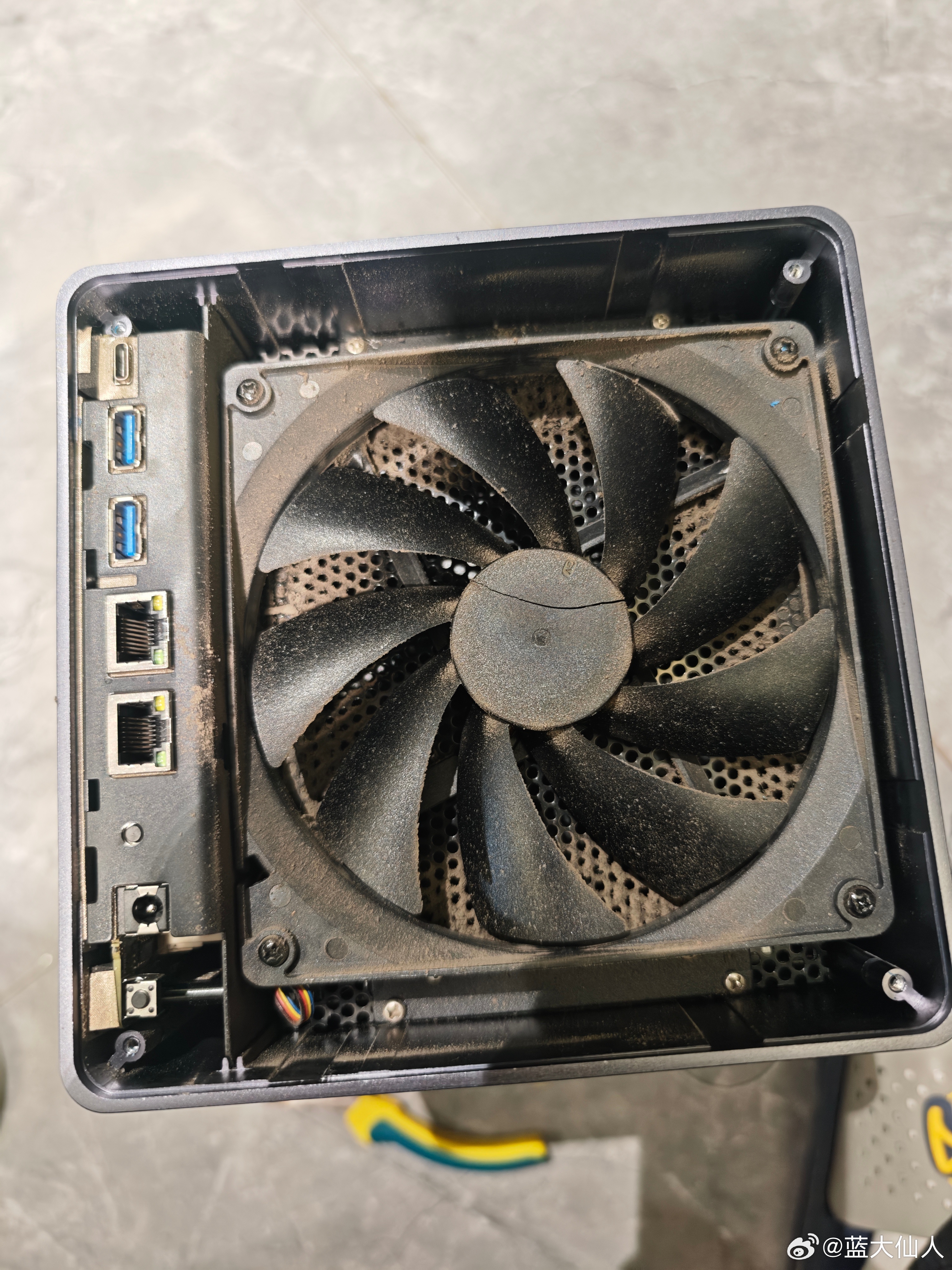 歪日，当年买的绿联DX4600，最近风扇异响，我寻思进异物了打开看看，没想到是风