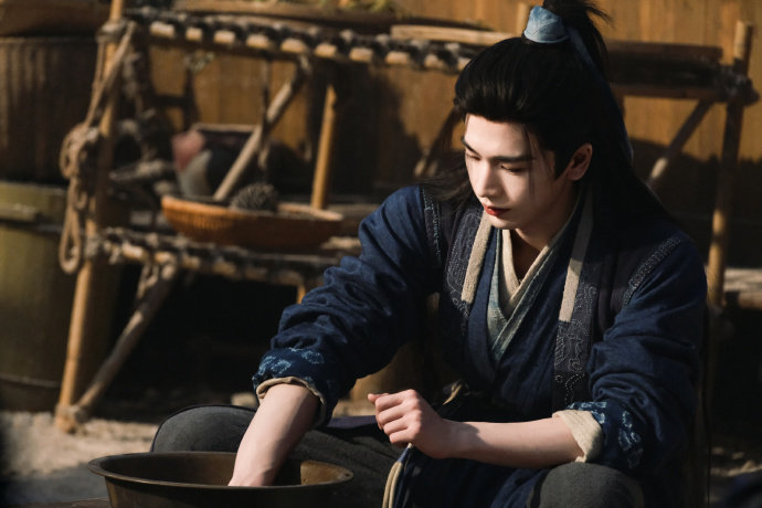 谢征执伞 张凌赫谢征金戈破千钧 张凌赫谢征金戈破千钧，谢征执伞，期待住这个武安侯