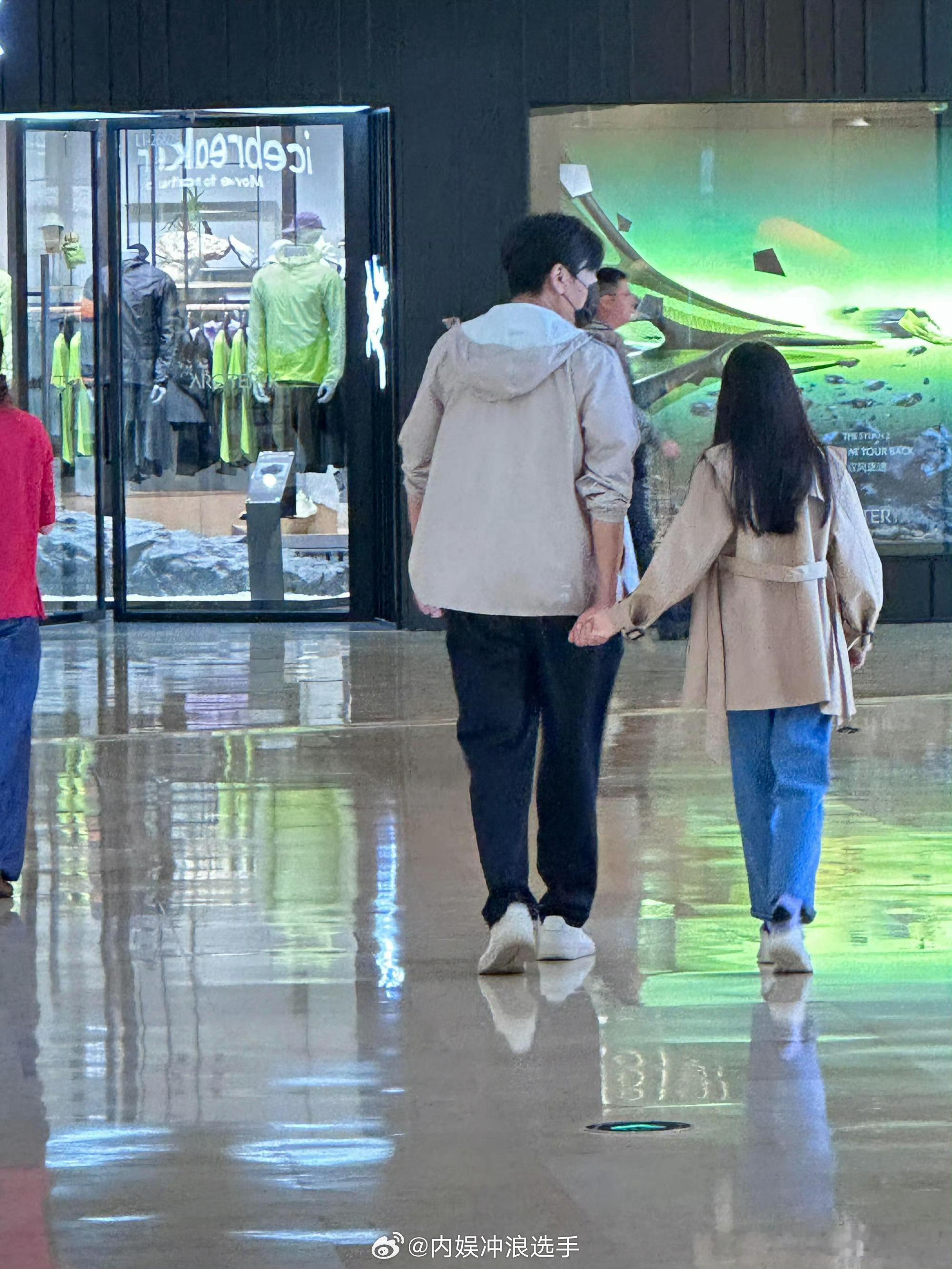 秦昊带女儿逛街秦昊女儿9岁身高 网友偶遇秦昊带女儿逛街 