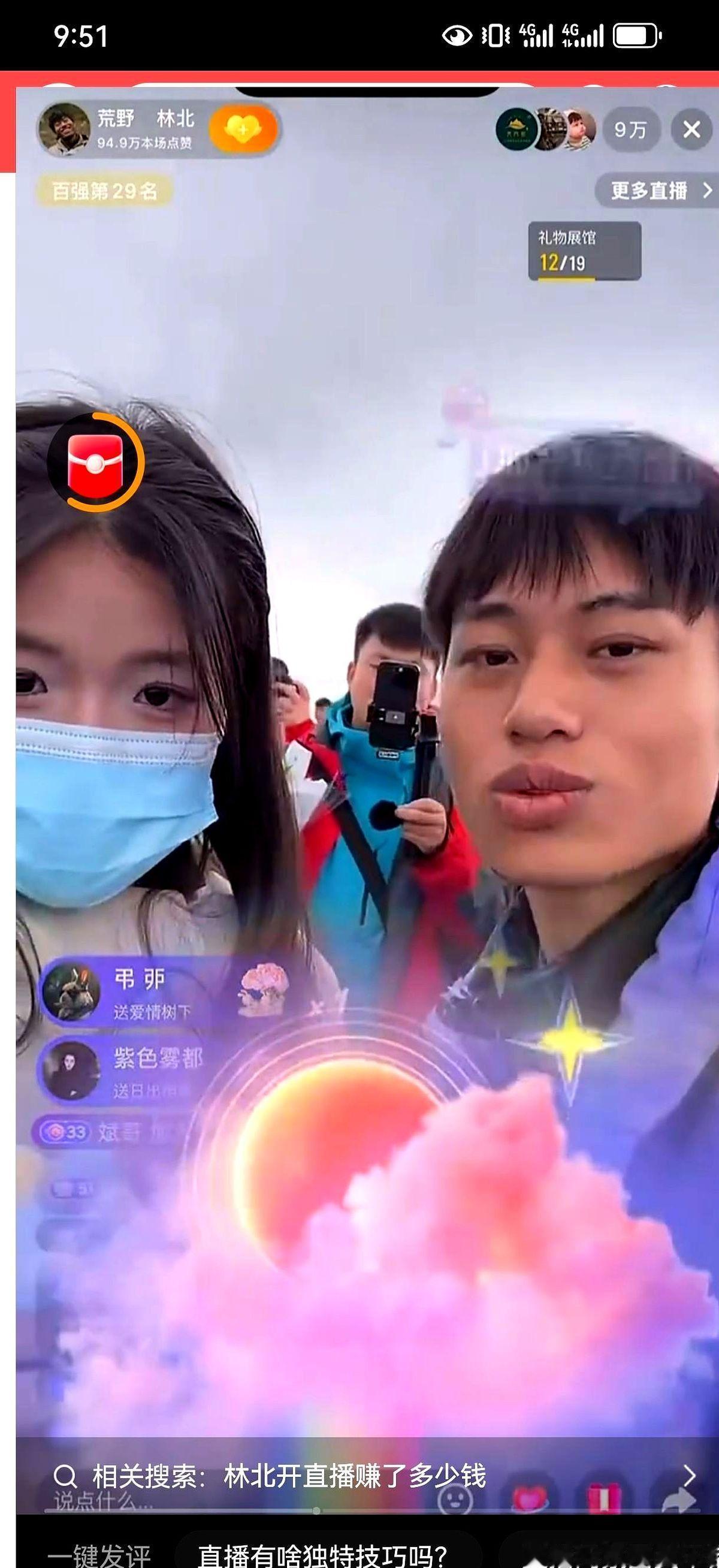 刀疤一笑，三百多万就飘进直播间。
他一句不多说，弹幕像赶集似的哭笑两难。
你以为