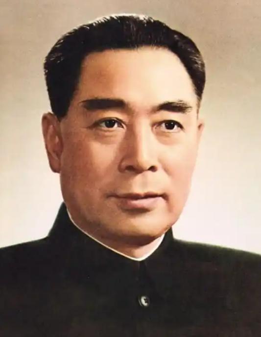 一次，周总理听到有人反映，领导干部在人民大会堂开会时，在外面等候的司机，交通民警