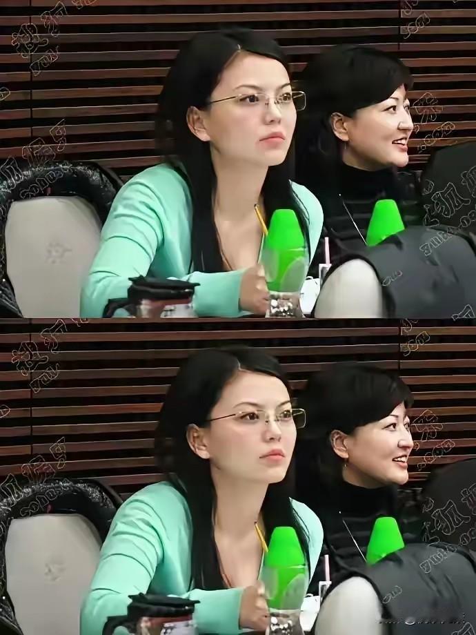 年轻时的李湘姐，
肤白貌美，气质高雅，
浑身上下散发着一种知性的青春魅力。