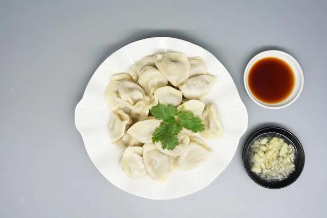 坐标天津，昨天中午孩子写完作业在一家水饺海鲜店吃的水饺，点了4盘，水饺个头挺大，