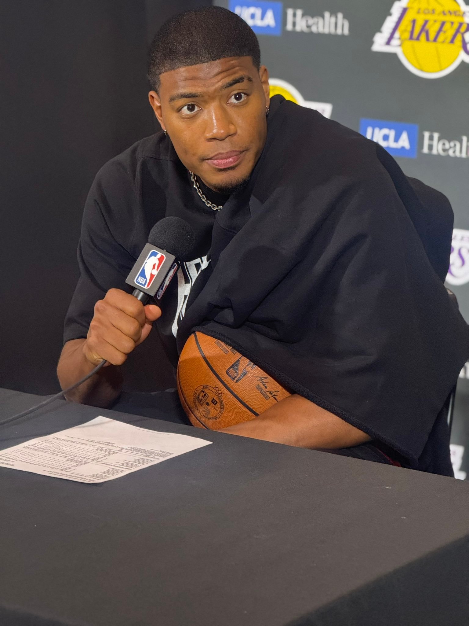 完成绝杀的八村带走了比赛用球🏀 