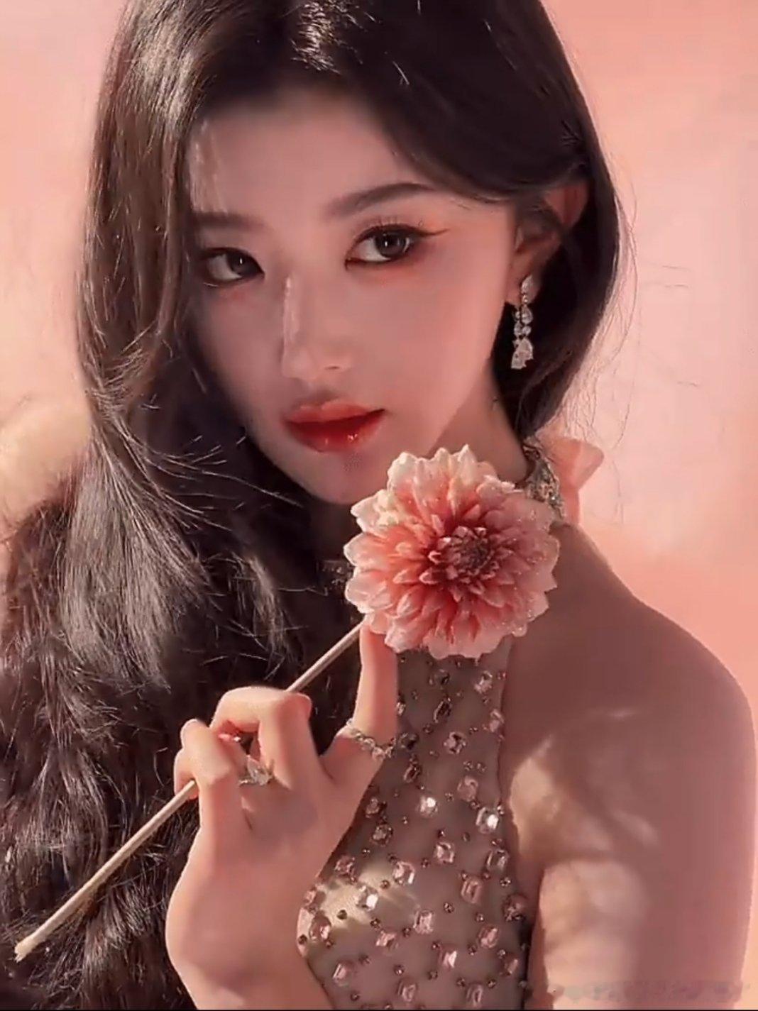孔雪儿清透甜桃妆孔雪儿演绎温柔甜桃系妆容，妆面干净通透质感细腻，满满春日少女气息