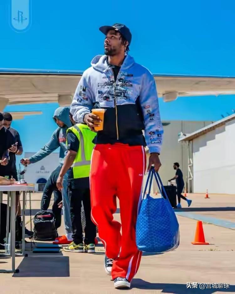 塔里·伊森彻底堕落了，没有一点斗志，没有在为火箭或者说是乌杜卡打球的劲头了，当整